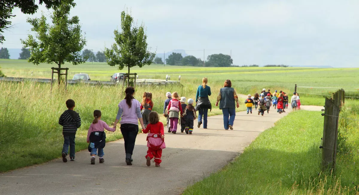 Kindergartengruppe mit Erzieherinnen unterwegs auf einem Ausflug
