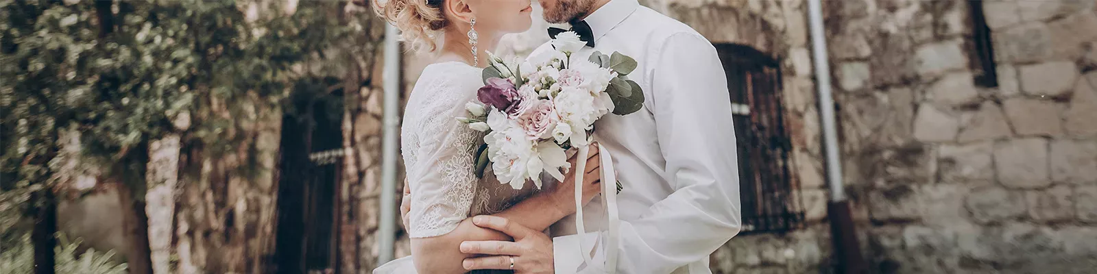 Brautpaar mit Brautstrauß am Hochzeitstag