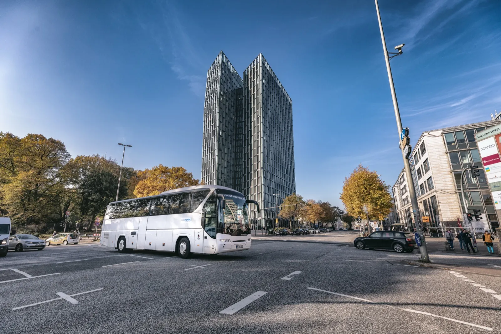 Festlich geschmückter Bus für die Hochzeitsgesellschaft
