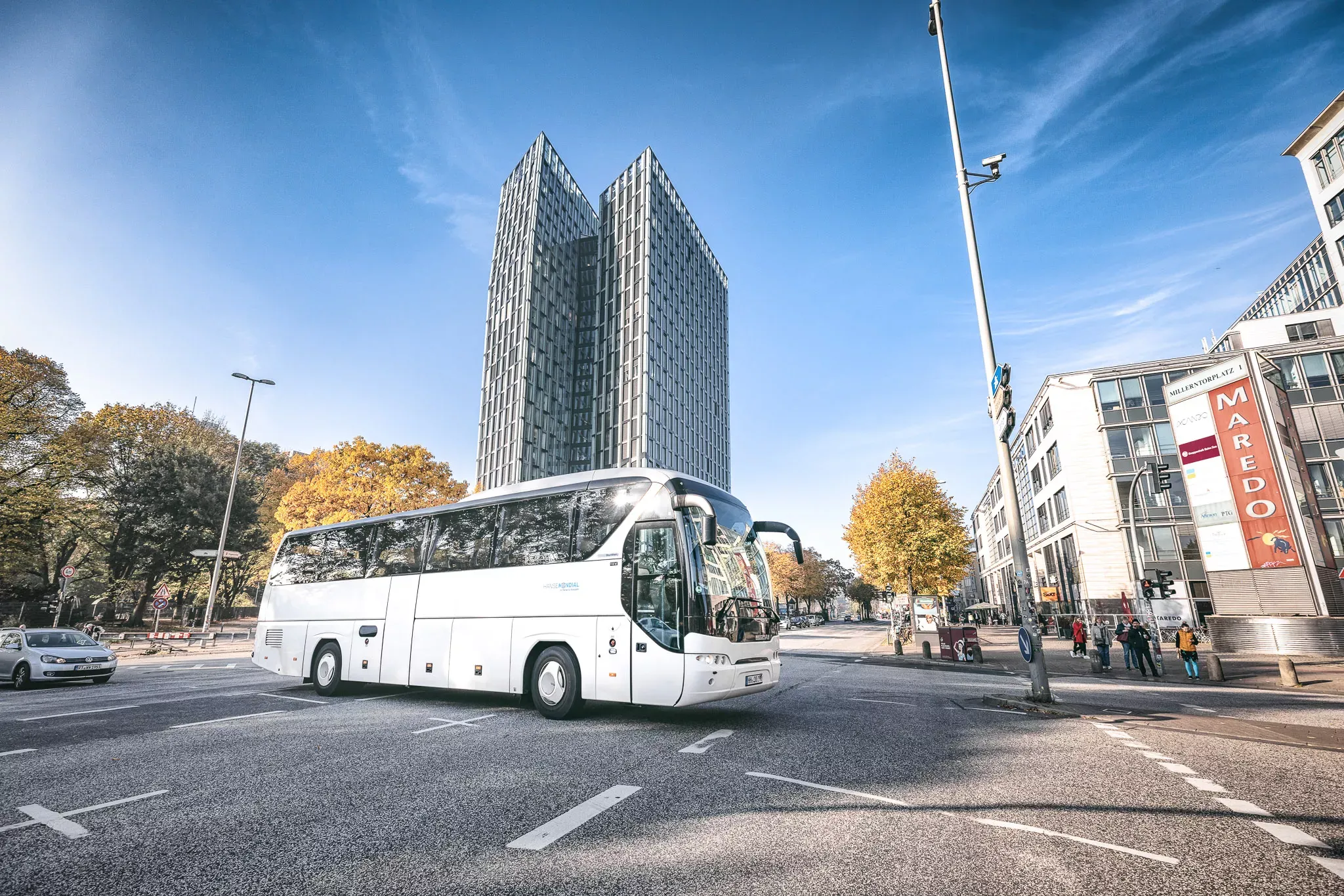 Reisebus für den Shuttle-Transfer zwischen den Stationen