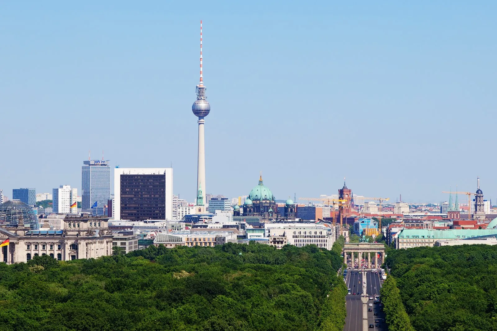 Blick über die Berliner Skyline mit Fernsehturm – Einsatzgebiet für Event-Shuttles von Hanse Mondial