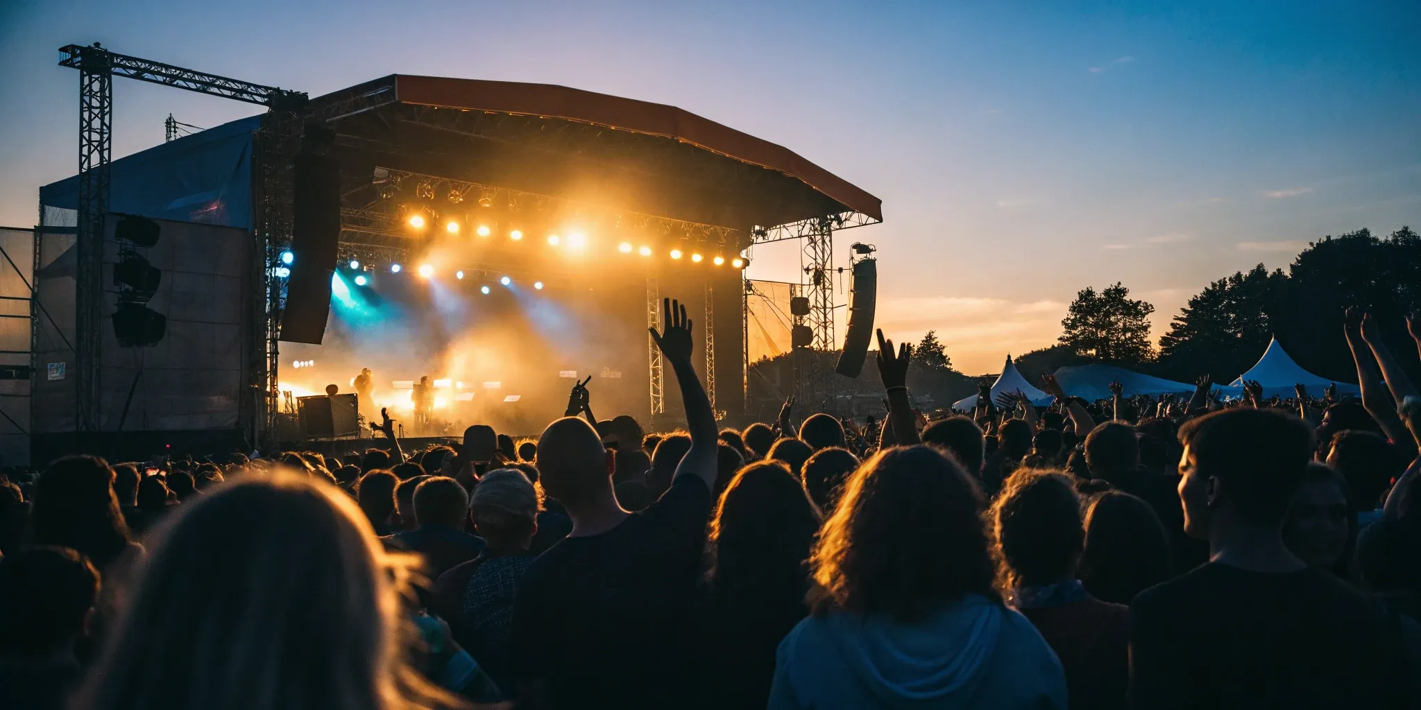 Festival-Publikum vor hell beleuchteter Bühne