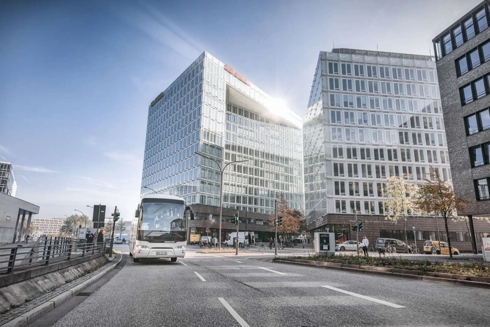 Reisebus von Hanse Mondial im Hamburger Geschäftsviertel, Buslogistik für Business und Events