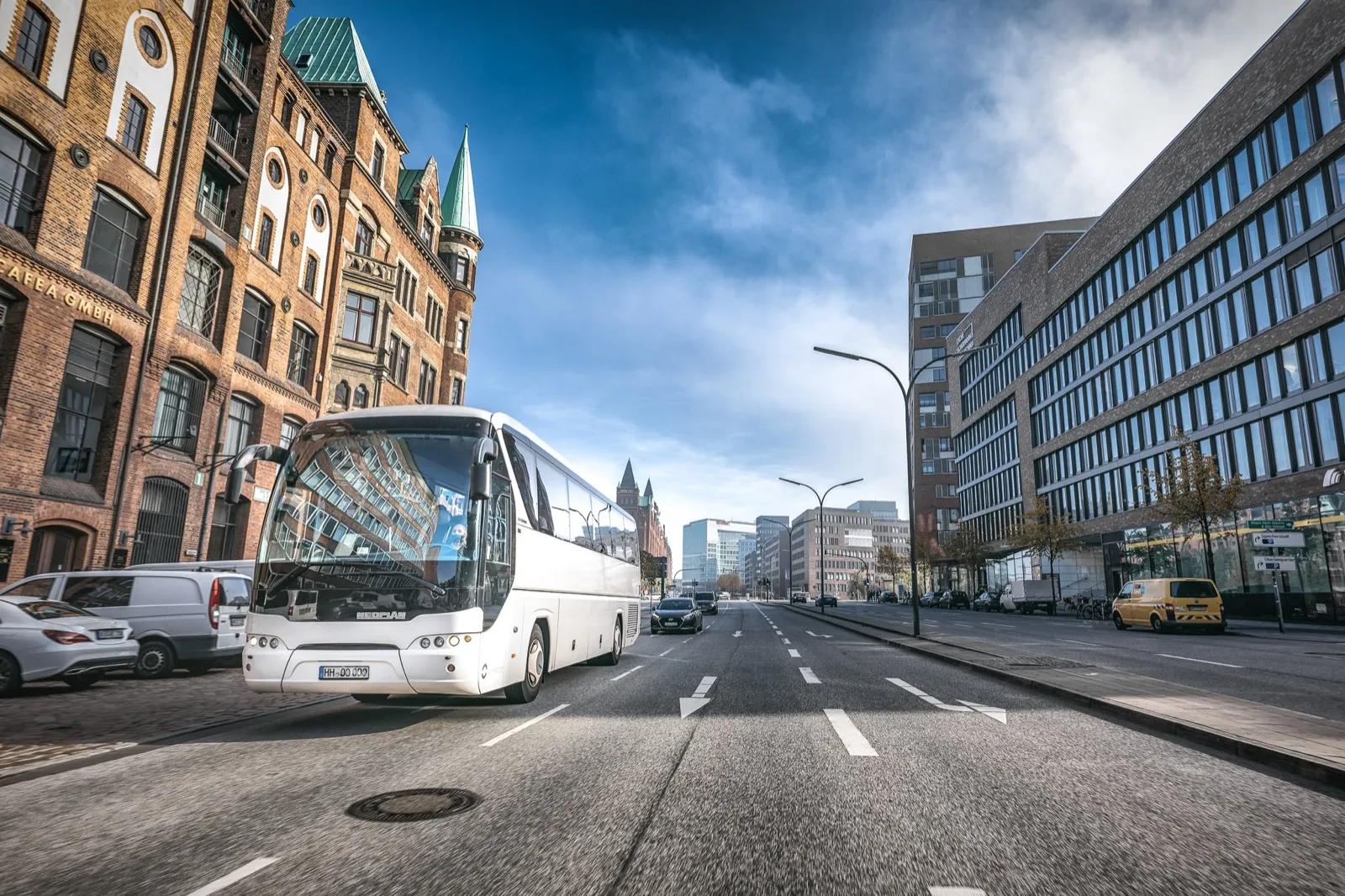 Reisebus von Hanse Mondial im Einsatz in der Hamburger Innenstadt