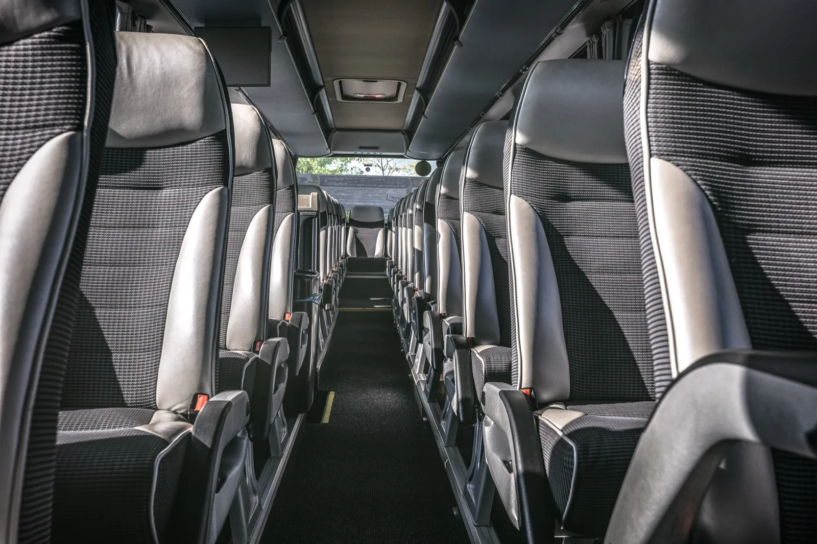 Innenraum eines Kleinbusses, gepolsterte Sitze und gute Beinfreiheit