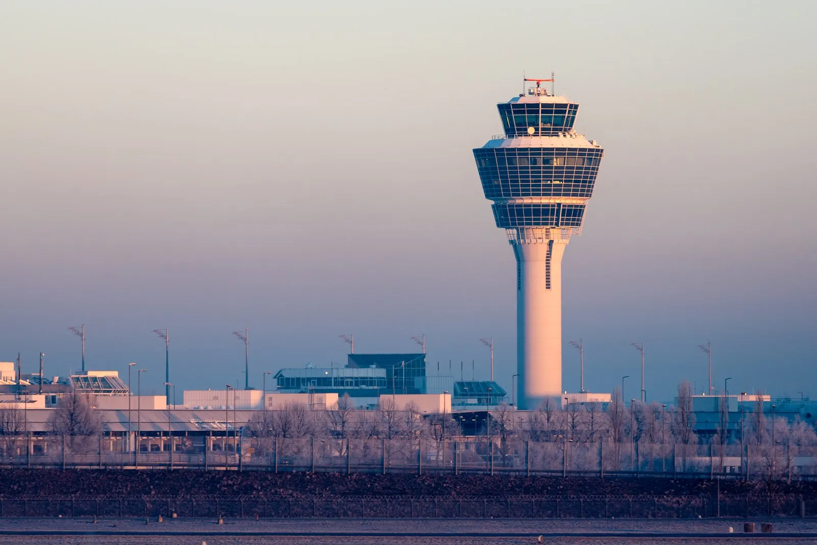 Tower des Flughafens München im Morgenlicht – Flughafentransfer von Hanse Mondial