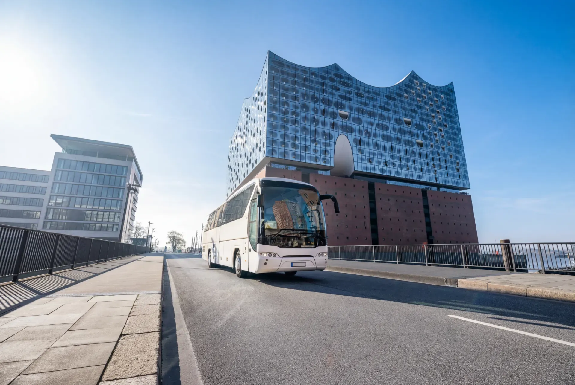 Reisebus von Hanse Mondial vor der Elbphilharmonie in Hamburg