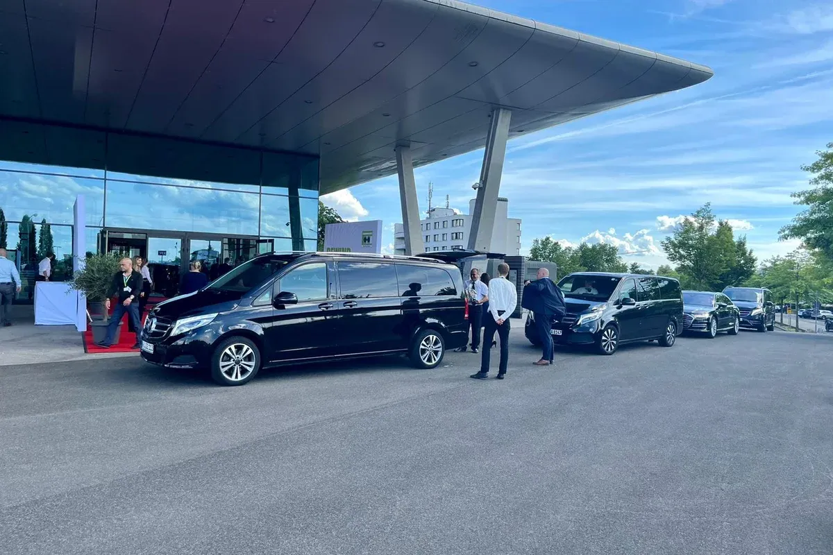 Schwarze Vans mit Chauffeuren am Veranstaltungsort