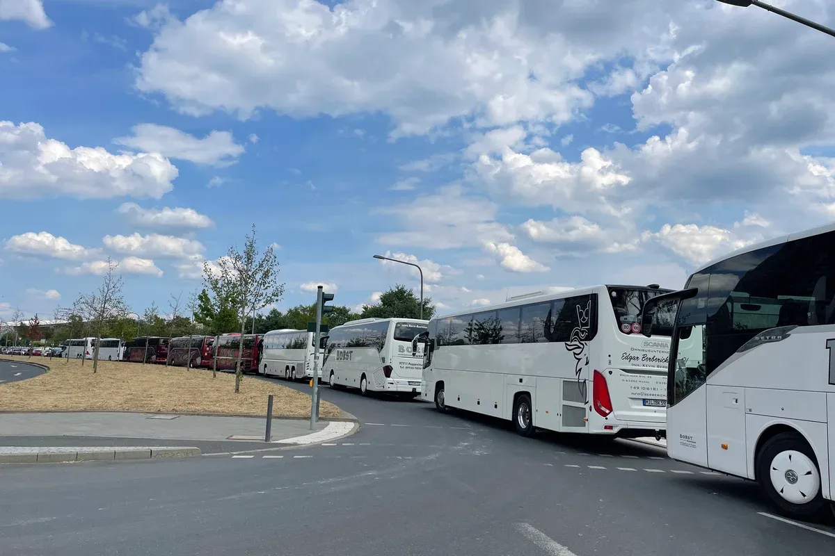 Lange Reisebus-Reihe an einer Berliner Straße