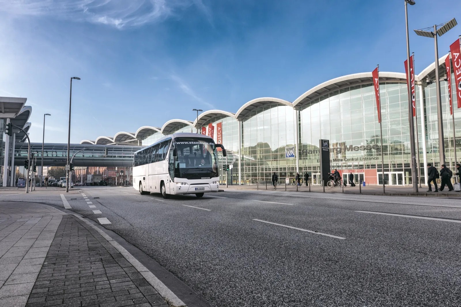 Reisebus von Hanse Mondial vor der Hamburg Messe mit Event-Beflaggung – Event-Shuttle am Veranstaltungsort