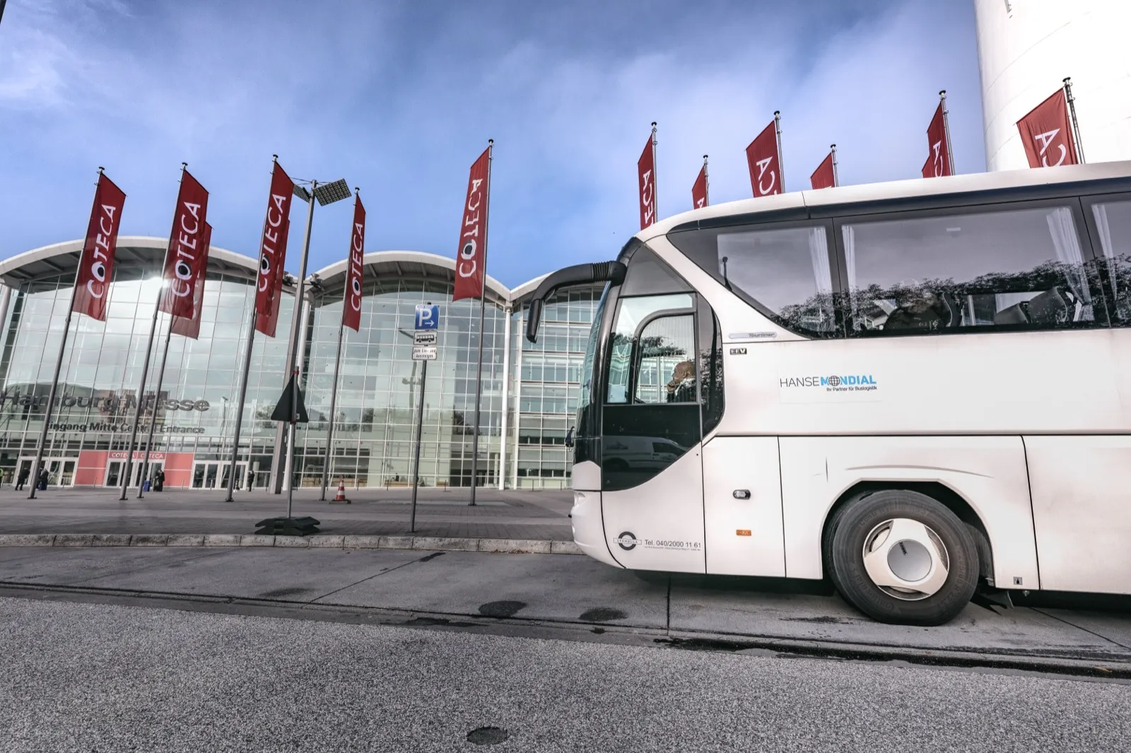 Branded Hanse-Mondial-Reisebus am Veranstaltungsort – koordinierte Anreise mehrerer Gruppen