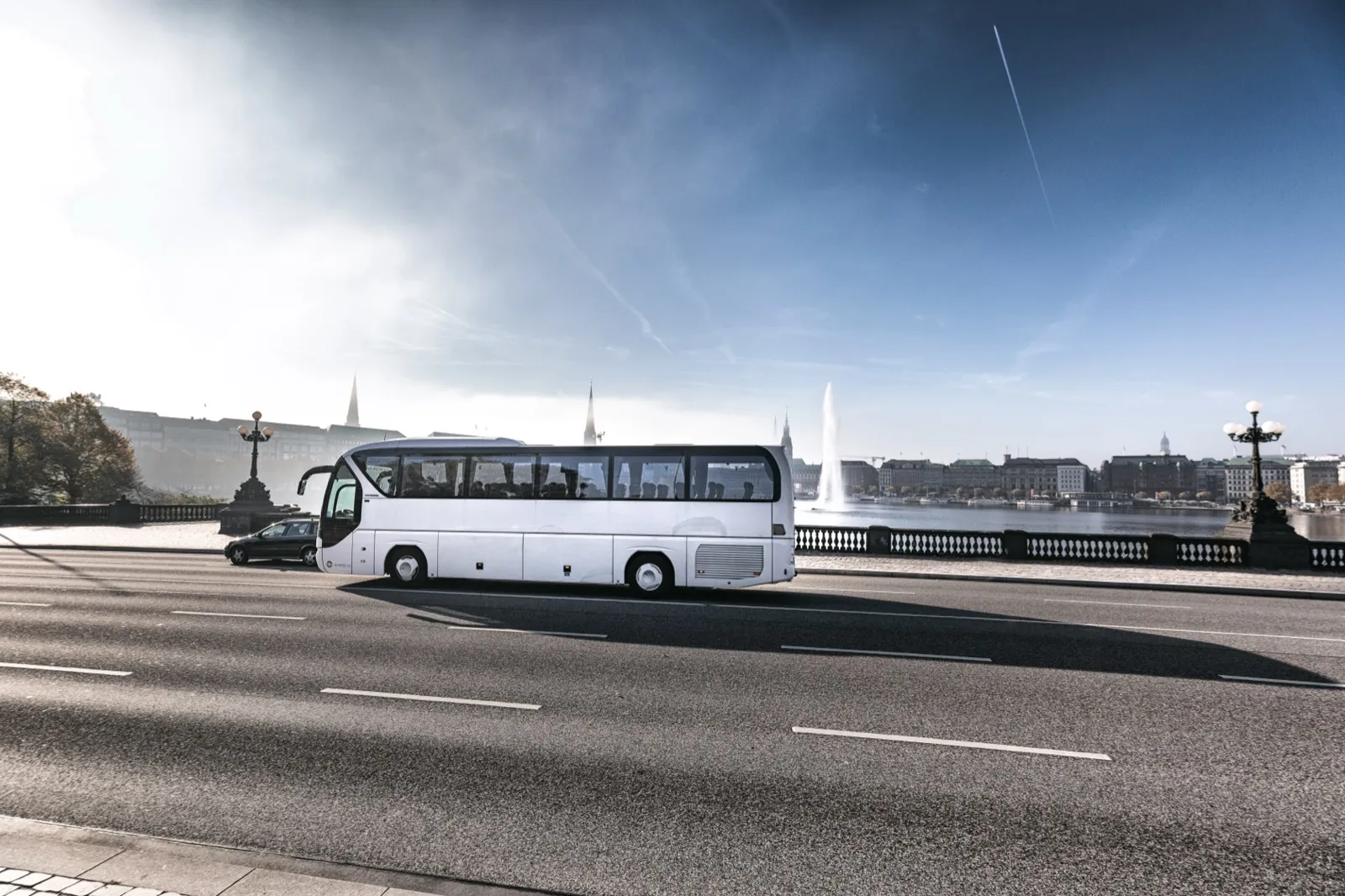 Moderner Reisebus von Hanse Mondial für die Gruppenanreise ins LEGOLAND