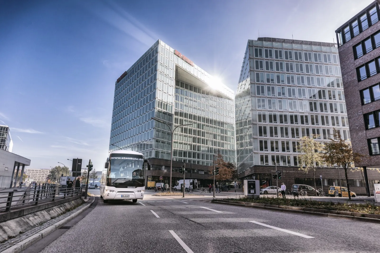 Reisebus von Hanse Mondial im städtischen Business-Umfeld