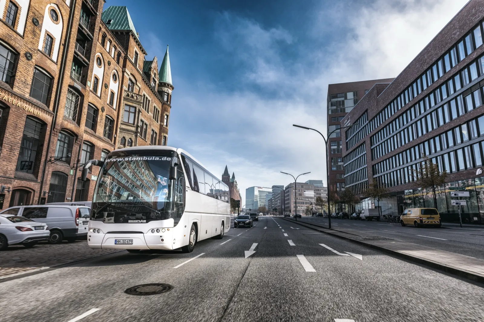 Hochwertiger Hanse-Mondial-Reisebus im Hamburger Stadtbild – europaweites Buspartner-Netzwerk