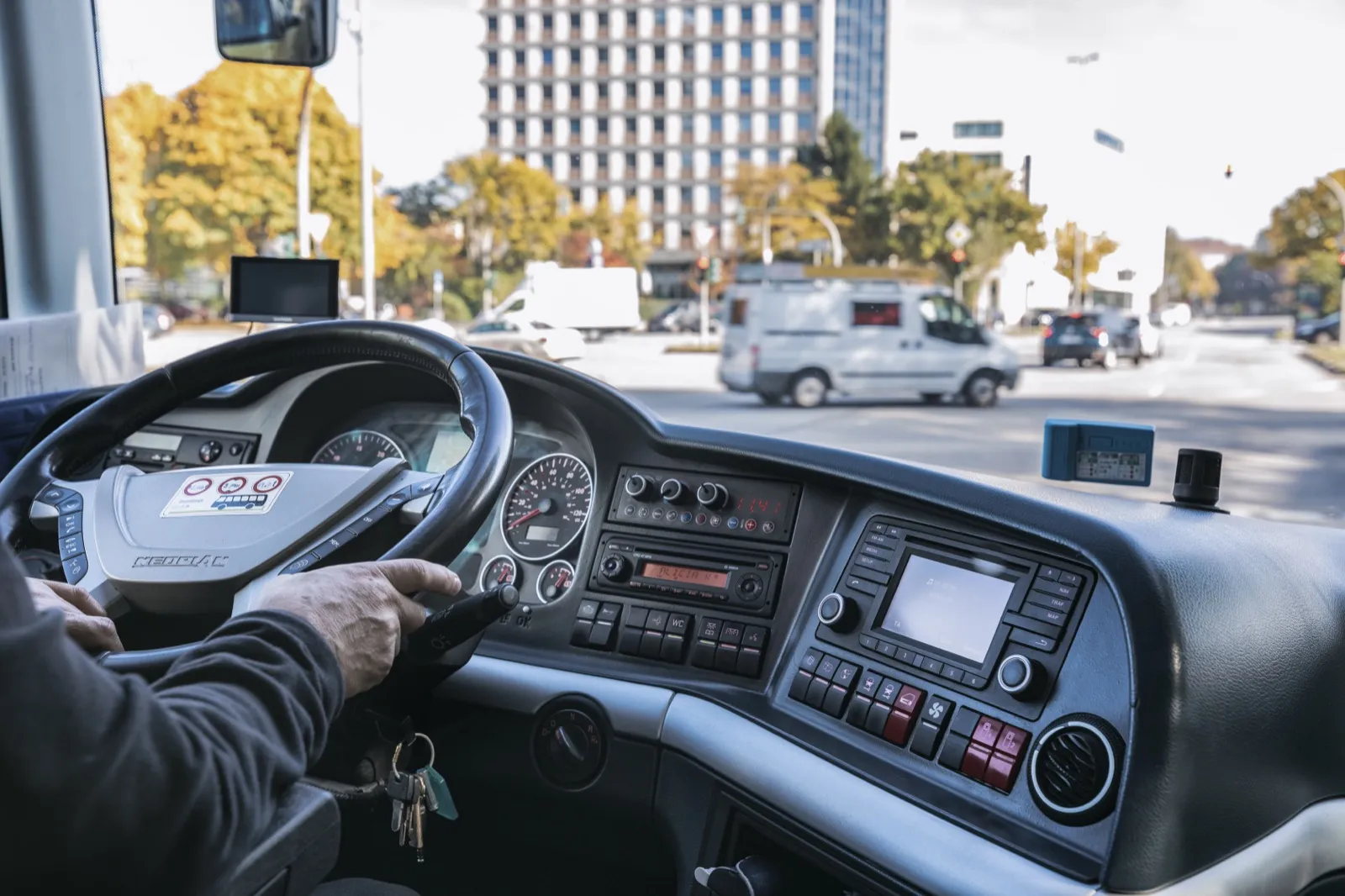Profi am Steuer: Fahrer von Hanse Mondial am Lenkrad mit Blick auf die Straße